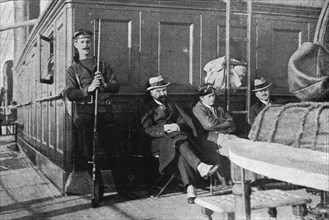 'Le voyage, de Salonique a Toulon, des consuls arretes le 30 decembre; A l'abri du vent..., 1915. Creator: Photographies A.C.