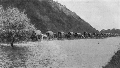 ''Convoi de l'armee serbe en retraite dans le defile de Bagrdan, au Nord-Est de Kragouyevats.', 1916 Creator: Vladimir Betzitch.