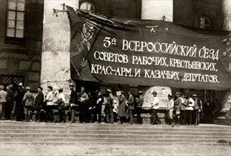 Near the Bolshoi Theatre (The Fifth All-Russian Congress of Soviets of Worker's, Soldier's..., 1918. Creator: Steinberg, Yakov Vladimirovich (1882-1942).