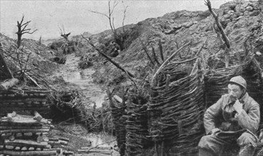 'Une tranchee de tragique renom : la Tranchee des Saules au pied de la colline de N. D...., 1916. Creator: Unknown.
