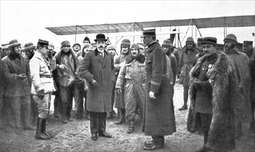 'Une visite aux formations aeronautiques militaires; dans une ecole d'aviation..., 1916'. Creator: Unknown.
