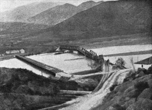 'Destruction du pont de Demir-Hissar sur la Strouma; Le pont du chemin de fer sur la..., 1916. Creator: Unknown.