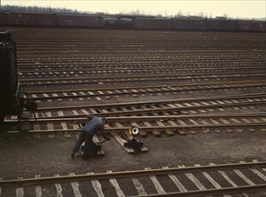 Switchman throwing a switch at C & NW RR's [i.e. Chicago and North Western railroad's] Proviso yard, Chicago, Ill.