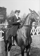 Dupont, Miss Marion, Riding; Horse Show, 1916.