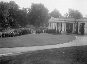 East Entrance, White House, Washington, D.C., between 1910 and 1917.