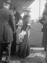 Fahnestock, Mrs. Gibson at Horse Show, 1917.