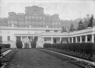 White House, Southwest garden, which replaced the West Colonial garden, 1914. Creator: Harris & Ewing.