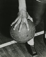 Huge hand span makes ball handling easy, 1947.