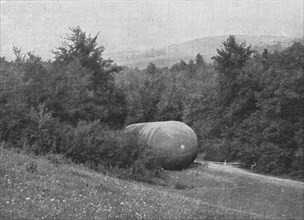 'La "Saucisse"; Ballon-saucisse dissimule dans une clairiere', 1916. Creator: Unknown.