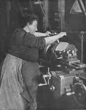 'Les femmes dans les usines de guerre; Une travailleuse de l'usine de guerre', 1916. Creator: Unknown.