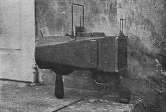 'Pistolet telephotographique des Aviateurs allemands; Cote gauche de l'appareil', 1916. Creator: Unknown.