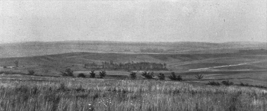 'Panoramas du champ de bataille, a l'ouest de la Meuse; a l'horizon, au centre..., 1916. Creator: Unknown.