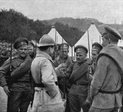 'Les Russes en France; nos allies se font expliquer par un interprete la manoeuvre..., 1916. Creator: Unknown.