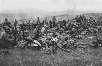 'Derriere le Front de Verdun.--Troupes allant au repos et bivouaquant dans la plaine', 1916. Creator: Unknown.