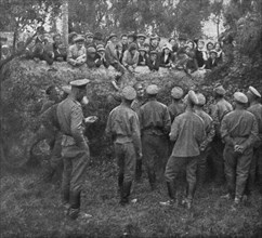 'Les Russes en France; les soldats russes et la population marseillaise fraternisent', 1916. Creator: Unknown.