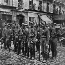 'Les Russes en France; Types de soldats des regiments du general Lohvitsky..., 1916. Creator: Jean Clair-Guyot.