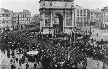 'Les Russes en France; Le defile des premiers bataillons Russes a travers Marseille..., 1916. Creator: Unknown.