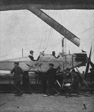 'Les Nouveaux dirigeables, de marine Anglais; La nacelle-fuselage, portant une bombe..., 1916. Creator: Unknown.