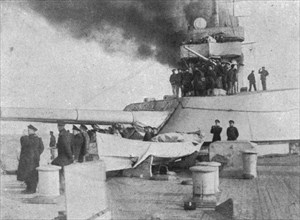 'Le nouveau superdreadnought "Imperatrice-Marie"; Les officiers observent les effets..., 1915. Creator: Unknown.