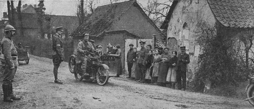 'Sur le front occupe en France par de Nouvelles forces Britanniques; motorcyclistes...', 1916. Creator: Unknown.