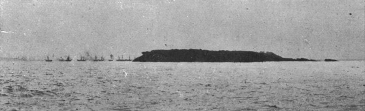'La chasse aux voiliers Turcs dans la mer Noire; Une flottille turque est rencontree..., c1915. Creator: Unknown.