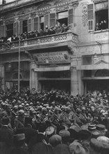 'Le armee Francaise a Salonique; la foule se presse sur le passage de nos troupes..., 1916. Creator: Henri Manuel.