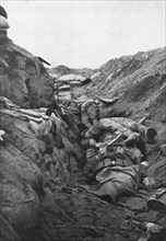 'Un element de tranchee repris a l'ennemi; les Allemands avaient pris pied, le 9 avril..., 1916. Creator: Unknown.