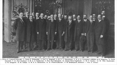 'Les parlementaires Russes en France; Lundi, 22 mai, a la presidence de la Chambre..., 1916. Creator: Henri Manuel.