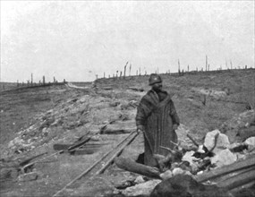 'Aspects du champ de bataille de Verdun; Officier d'une division marocaine sur l'ancien..., 1916. Creator: Unknown.