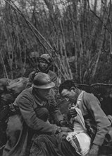 'Les premiers soins aux blesses pendant la bataille; Photographie prise dans le ravin de..., 1916. Creator: Unknown.