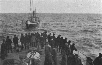 'La chasse aux voiliers Turcs dans la mer Noire; Saisie par le "Kagoul" du contrebandier..., c1915. Creator: Unknown.