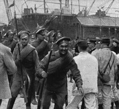 'Les Russes en France; distribution de fusils Lebel aux soldats russes, a leur debarquement', 1916. Creator: Unknown.