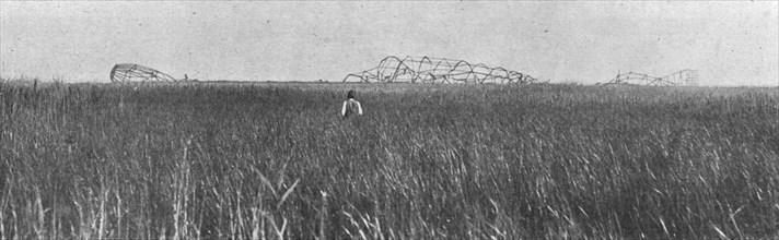 'Trois Zeppelins detruits en trois jours. Le "L17" sur la cote du Slesvig; La carcasse du..., 1916. Creator: Unknown.