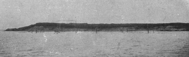 'La chasse aux voiliers Turcs dans la mer Noire; Tout ce qui reste au-dessus de l'eau, une..., c1915 Creator: Unknown.
