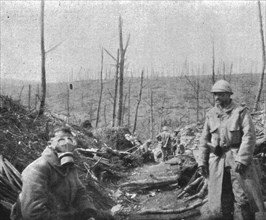 'La reprise du bois de la Caillette; Un soldat essaie un masque allemand trouve sur le terrain',1916 Creator: Unknown.