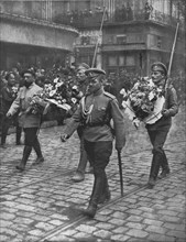 'Les premiers soldats Russes en France; le defile dans Marseille en fete : un alpin..., 1916. Creator: Jean Clair-Guyot.
