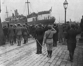'Les premiers soldats Russes en France; le premier navire charge des troupes du general..., 1916. Creator: Jean Clair-Guyot.