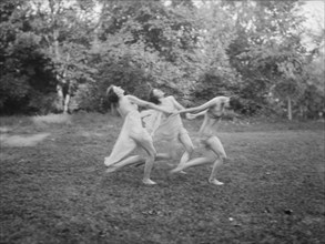Florence Noyes dancers, between 1915 and 1918. Creator: Arnold Genthe.