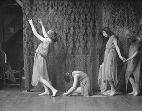 Wanger, Beatrice, Miss, and other dancers, between 1912 and 1920. Creator: Arnold Genthe.