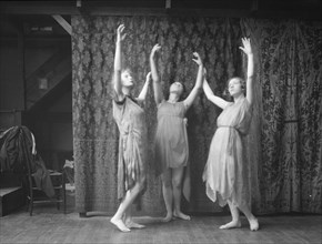 Wanger, Beatrice, Miss, and other dancers, between 1912 and 1920. Creator: Arnold Genthe.