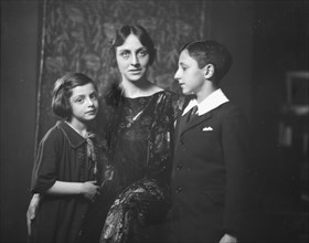 Leventritt, E.M., Mrs., and children, portrait photograph, 1924 Apr. 11. Creator: Arnold Genthe.