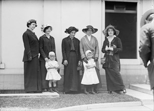 Mrs Lindsey; Mrs. Pearl Jolly; Mrs. Mary Petrucci; Mrs. M.H. Thomas And Children, 1914. Creator: Harris & Ewing.