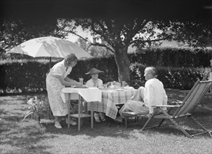 Leonard, Mr. and Mrs., eating outdoors, between 1926 and 1938. Creator: Arnold Genthe.
