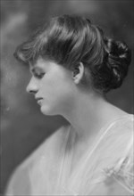 Adams, Elizabeth, Miss, portrait photograph, 1914 Sept. 26. Creator: Arnold Genthe.