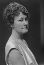 Aldrich, Sherwood, Mrs., portrait photograph, 1914. Creator: Arnold Genthe.