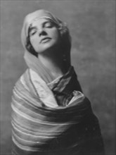 Allan, Maud, Miss, portrait photograph, 1916 Nov. 23. Creator: Arnold Genthe.