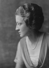 Andrews, E., Miss, portrait photograph, 1916. Creator: Arnold Genthe.