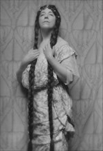 Auld, Gertrude (Mrs. Thomas), portrait photograph, ca. 1914. Creator: Arnold Genthe.