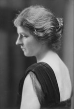 Babcock, O.E., Mrs., portrait photograph, 1915. Creator: Arnold Genthe.