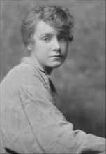 Bain, Marjorie, Miss, portrait photograph, 1914 Nov. 28. Creator: Arnold Genthe.